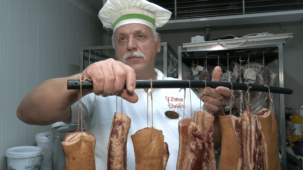 Afumăturile din porc românesc, greu de găsit. Le mai prepară pensiunile cu ferme proprii 
