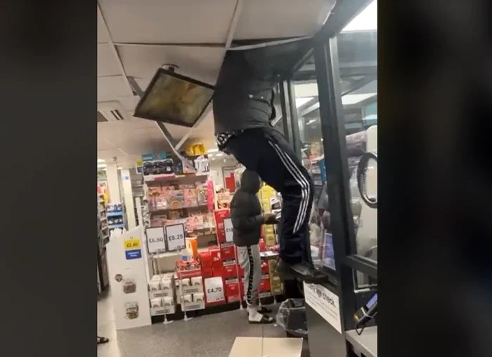Un hoț se urcă prin acoperiș pentru a fura banii dintr-un magazin Foto: Captură Video TikTok