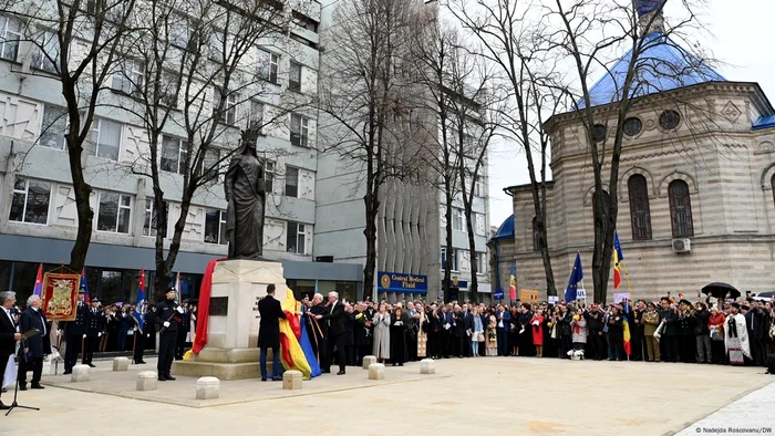 Public numeros la dezvelirea statuii Reginei Maria la Chişinău