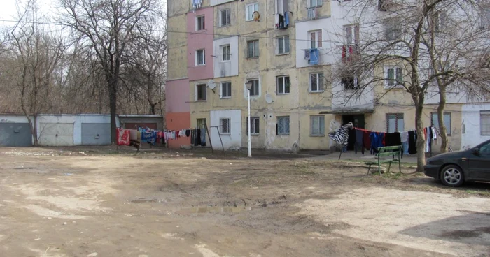 În faţa blocului F1 de la Aleea Parc va fi amenajată cea mai scumpă parcare din oraş FOTO Adevărul