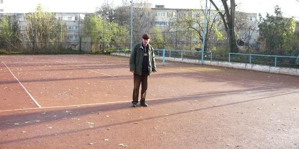Cel care se ocupă de terenul de tenis ne arată locul accidentului 