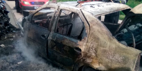 Maşină incendiată în accident la Hanul Morilor şoseaua Constanţa - Hârşova Sursa ISU
