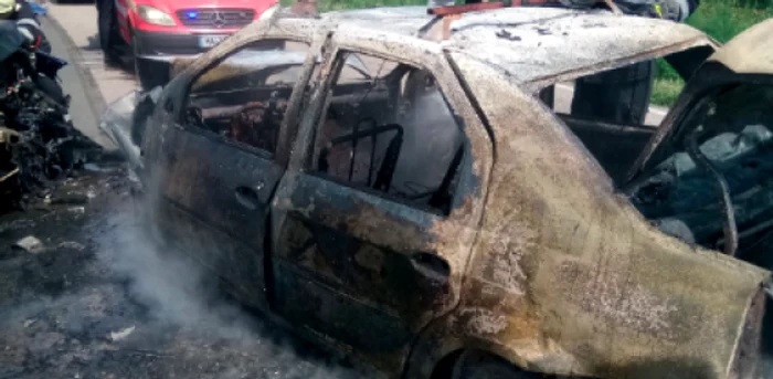 Maşină incendiată în accident la Hanul Morilor şoseaua Constanţa - Hârşova Sursa ISU