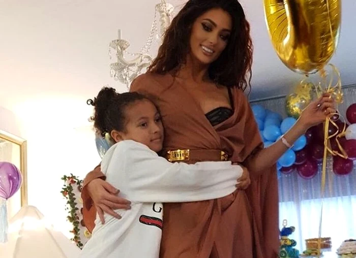 
    Claudia Pavel și fiul ei, Noahfoto: Facebook  