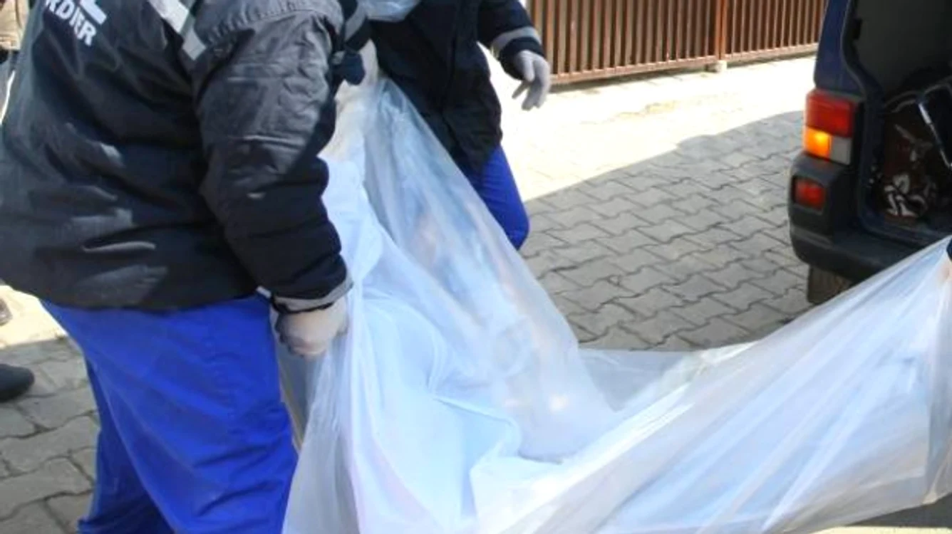 
    Cadavrul bărbatului a fost transportat la IML pentru necropsie (foto:arhivă)  
