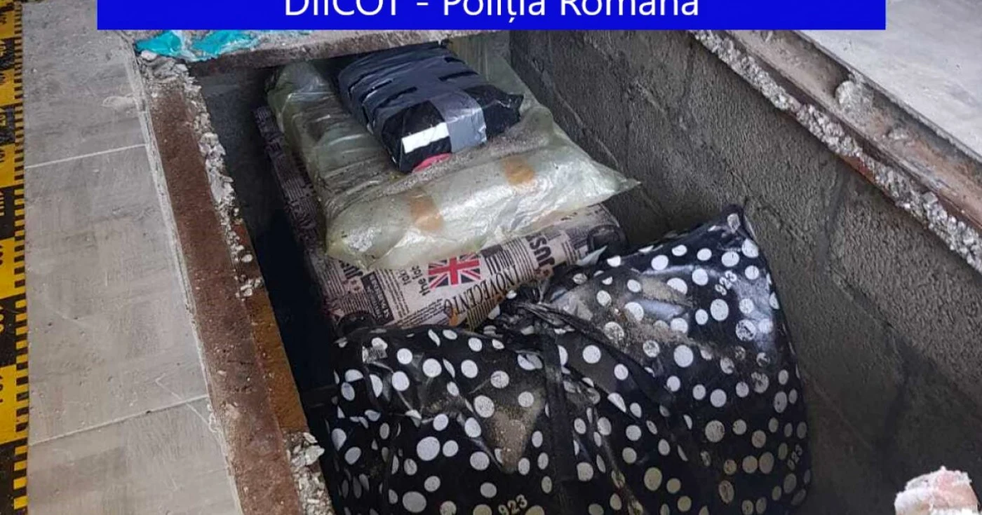 Cărţile furate au fost găsite după aproape patru ani în subsolul unui garaj din Neamţ FOTO: DIICOT