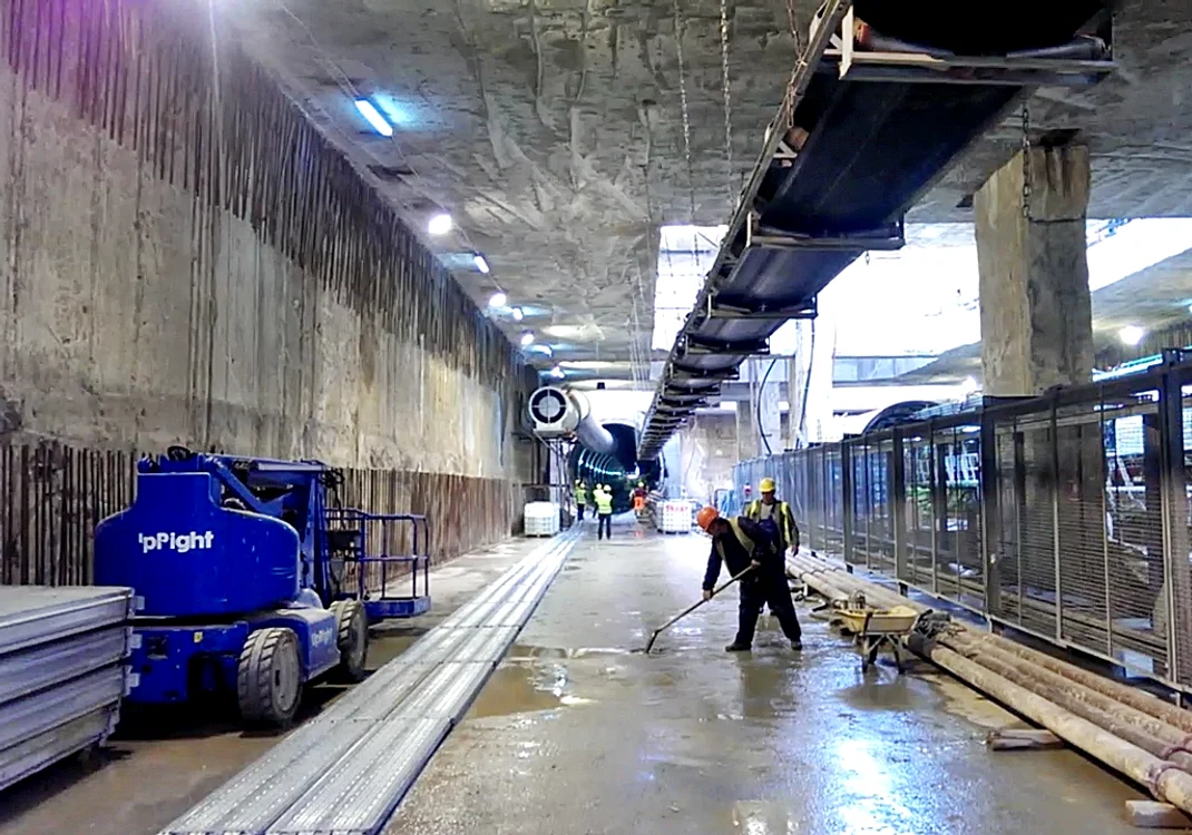
    Potrivit ministrului Transporturilor cârtițele nu mai au de săpat la magistrala V de metrou decât în zona Eroilor  