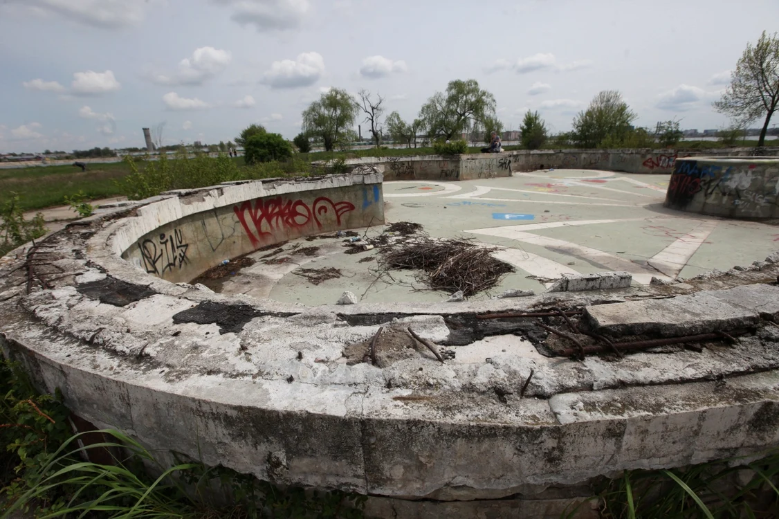 Pe insulă mai multe ruine arată farmecul de odinioară. Foto: Sever Gheorghe