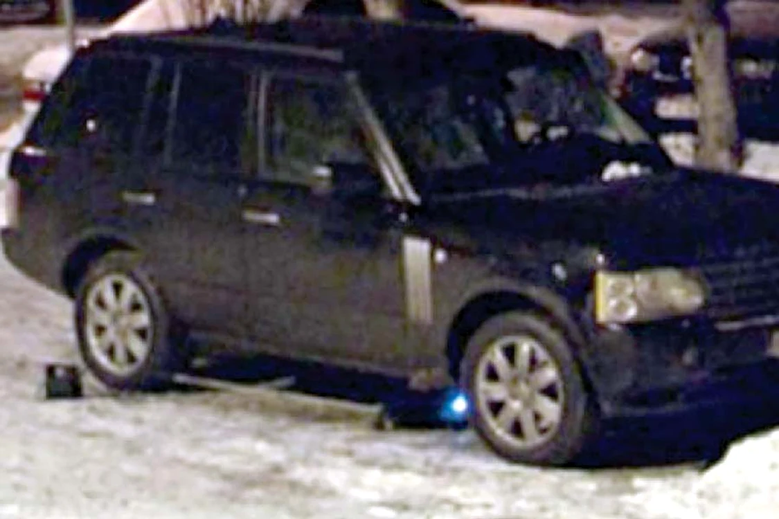 11 ianuarie 2013: Geniştii au dezamorsat bomba găsită sub maşina lui Mararu (Fotografii: mediax/ click! rtv)