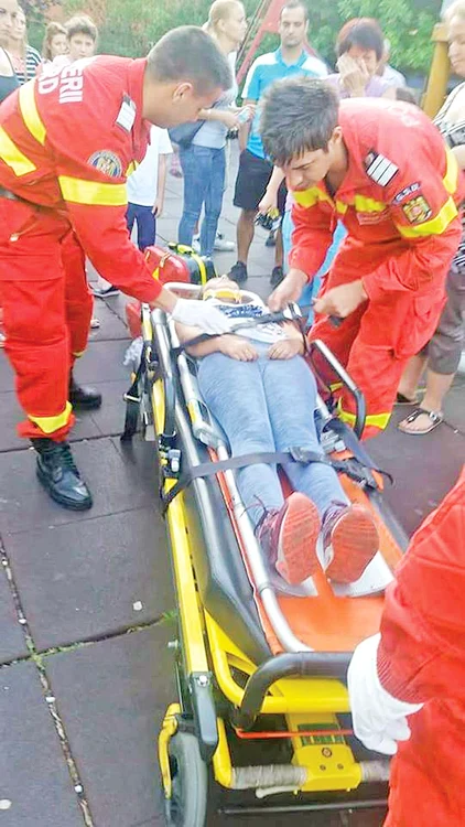 Fata a fost imobilizată şi urcată pe targă