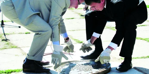 Dirk Schuebel şi Dorin Chirtoacă au instalat un capac de canalizare