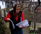Femeia arată actele doveditoare