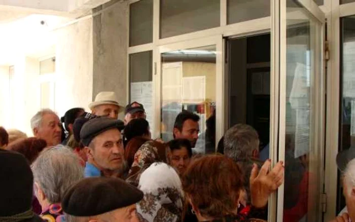 Pensionarii depun în zadar cereri, pentru că biletele nu au ajuns