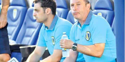 Mircea Rednic (dreapta) şi secundul său, Mihai Teja, au emoţii pentru viitorul lor la Petrolul