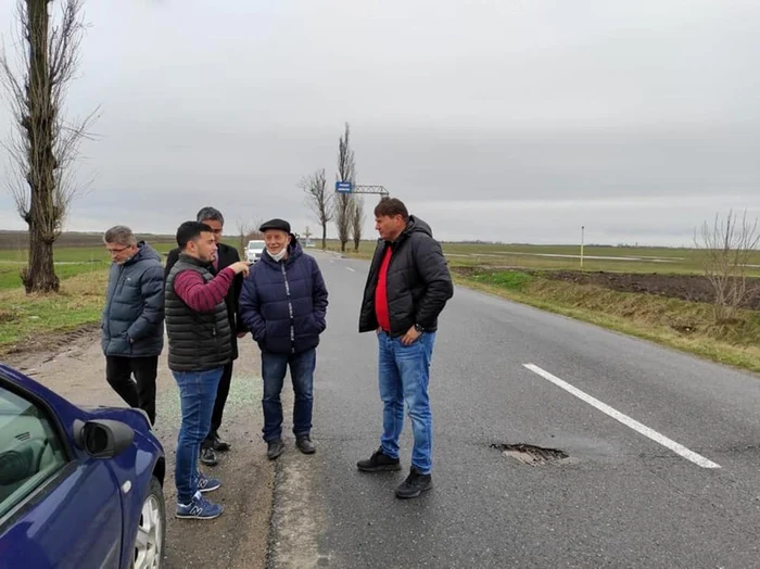 Marian Pavel(dreapta) inspectează drumurile din Ialomiţa FOTO Facebook/Marian Pavel