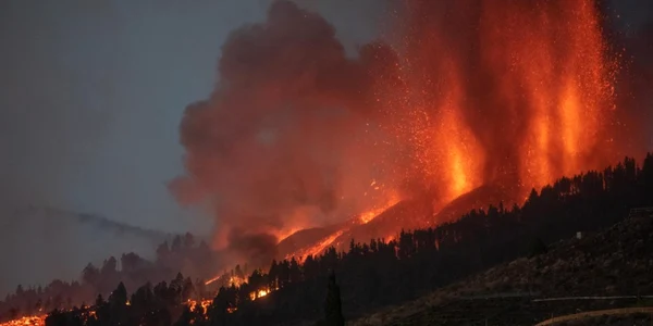 Imagini spectaculoase cu eruptia vulcanului El Paso din Insulele Canare. FOTO AFP