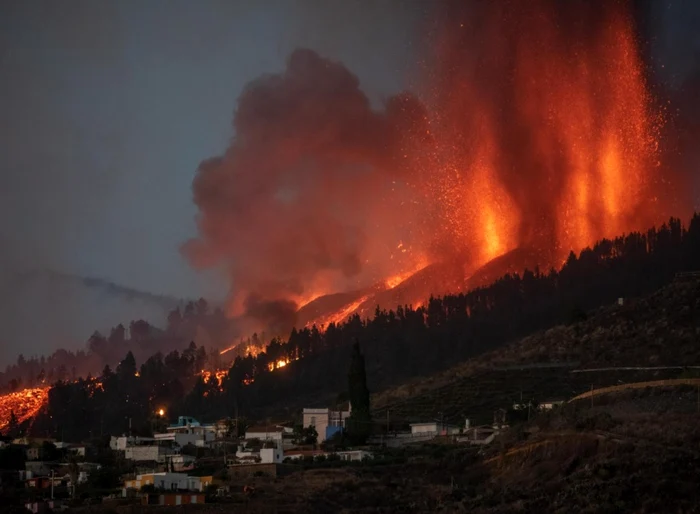 Vulcanul Cumbre Vieja a erupt duminică pentru prima oară în ultimii 50 de ani.