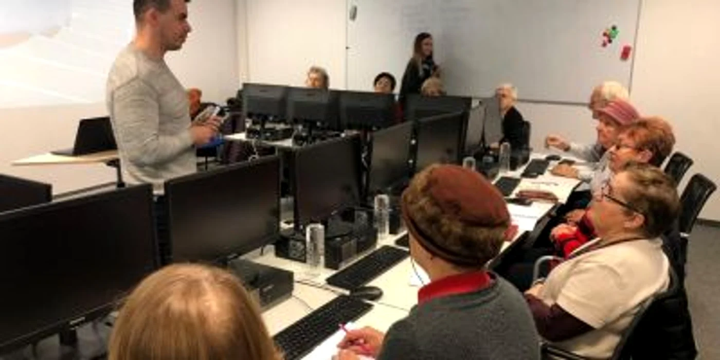Pensionarii din Galaţi au participat şi în trecut la cursuri pentru folosirea computerului FOTO Biblioteca Urechia