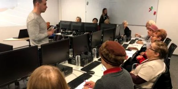 Pensionarii din Galaţi au participat şi în trecut la cursuri pentru folosirea computerului FOTO Biblioteca Urechia
