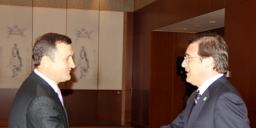 Vlad Filat a dat mâna cu premierul Portugaliei, Pedro Coelho