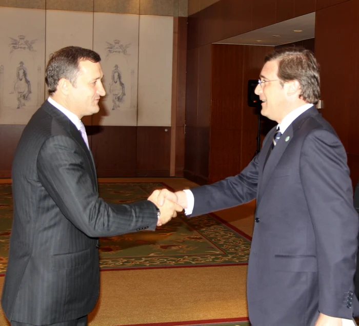 Vlad Filat a dat mâna cu premierul Portugaliei, Pedro Coelho