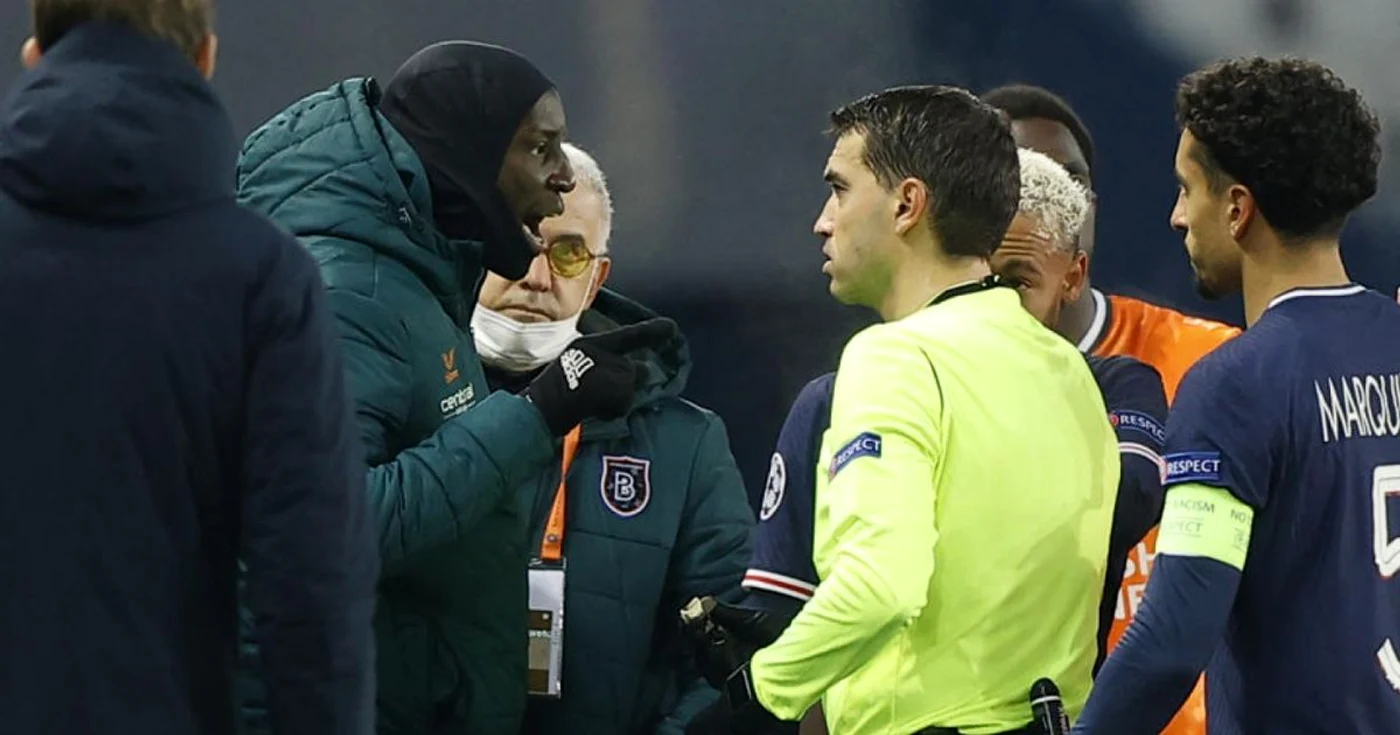 Pierre Webo şi centralul Ovidiu Haţegan, în timpul scandalului de la Paris