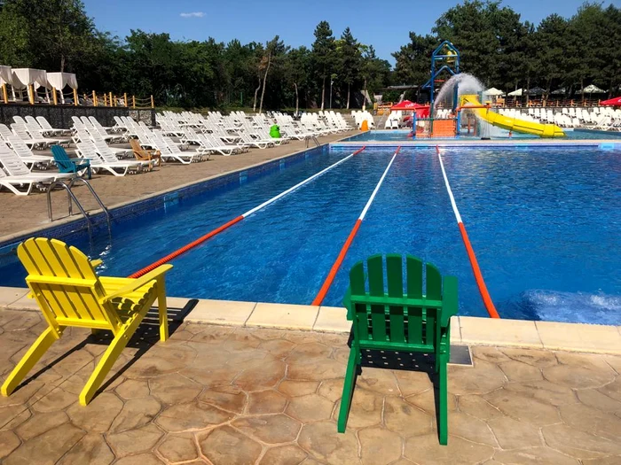 La ștrandul Drumul Taberei au fost așezate șezlongurile potrivit măsurilor de distanțare