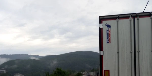 Cozile de maşini de pe Valea Oltului în urma unei viituri urmată de un accident rutier în Brezoi - Vâlcea Foto Ionuţ Didu