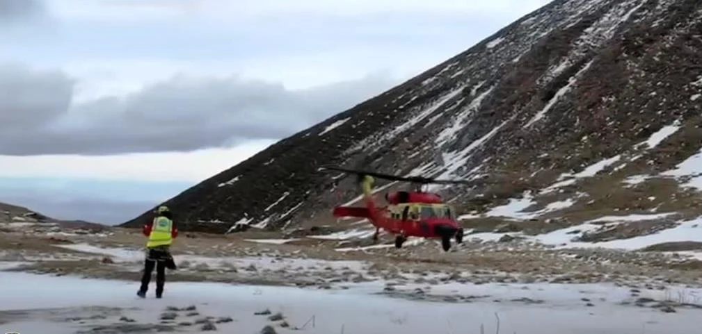 Un tânăr este dispărut de patru zile în Munții Bucegi. Un elicopter Black Hawk este folosit în premieră pentru salvarea sa