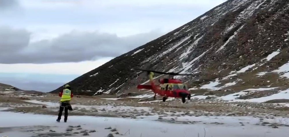 Un tânăr este dispărut de patru zile în Munții Bucegi. Un elicopter Black Hawk este folosit în premieră pentru salvarea sa