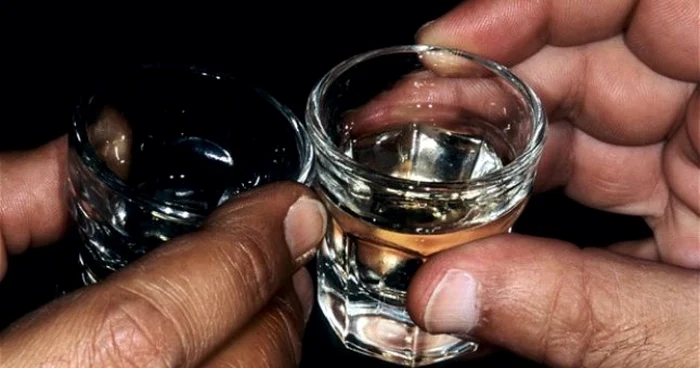 Suspecţii ar fi cumpărat alcool nerafinat şi l-ar fi îmbuteliat sub diferite mărci de băuturi FOTO Adevărul