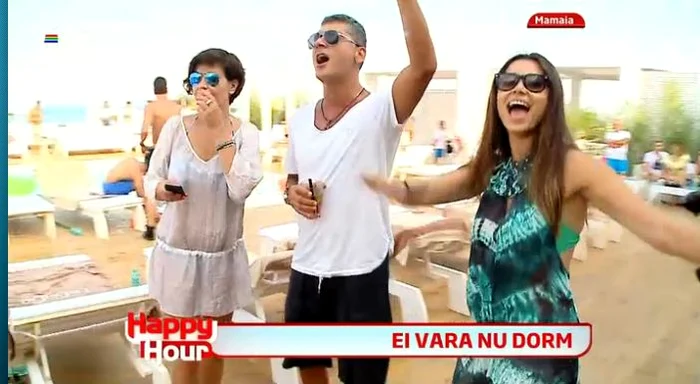Lili s-a distrat pe cinste în Mamaia, chiar la piscina unde a susţinut concertul (captură: PRO TV)
