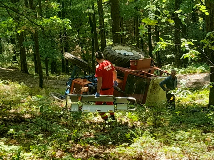 Tractorul s-a răsturnat într-o pădure de lângă Târgu Jiu                                     Foto: ISU Gorj