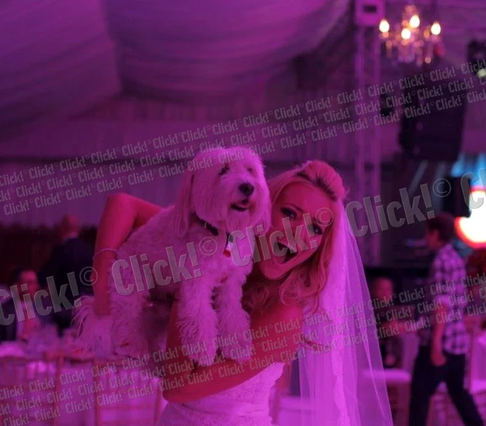 Delia Matache a dansat în picioarele goale la nunta ei. (Foto: Cezar)