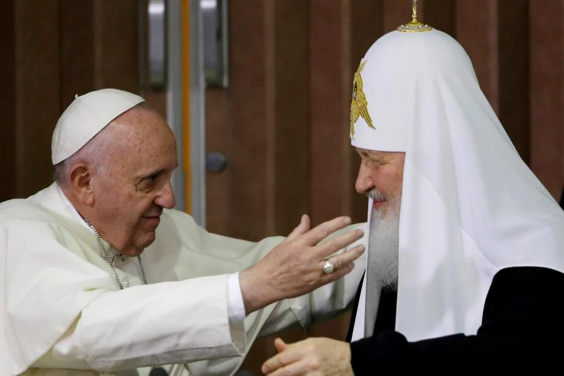 Papa Francisc (stânga) şi Patriarhul Kirill I FOTO EPA-EFE