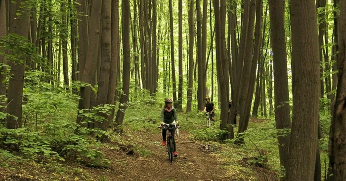 Doamnele şi domnişoarele sunt invitate la un eveniment de turism pe bicicletă organizat special pentru ele, la Dealu Mare. FOTO cyclingromania.ro