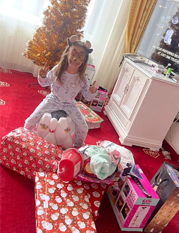 Evelina s-abucurat de cadourile primite