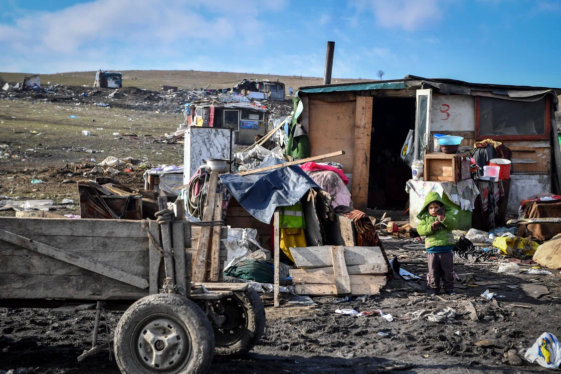 Viața la Pata Rât este foarte dură pentru copii. FOTO: RomaniaEuEnvironmentVoteSocialPoverty