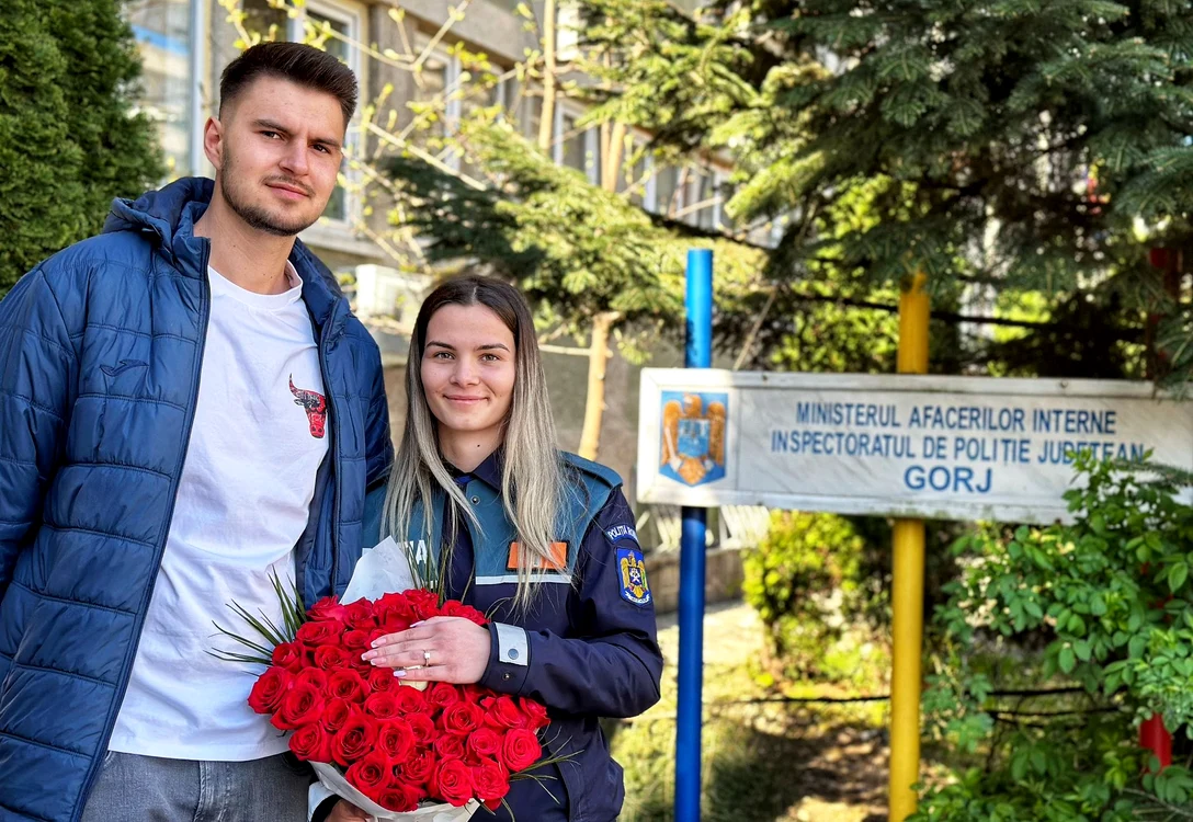 Marius și-a cerut în căsătorie iubita în fața sediului IPJ Gorj Foto: Poliția Gorj