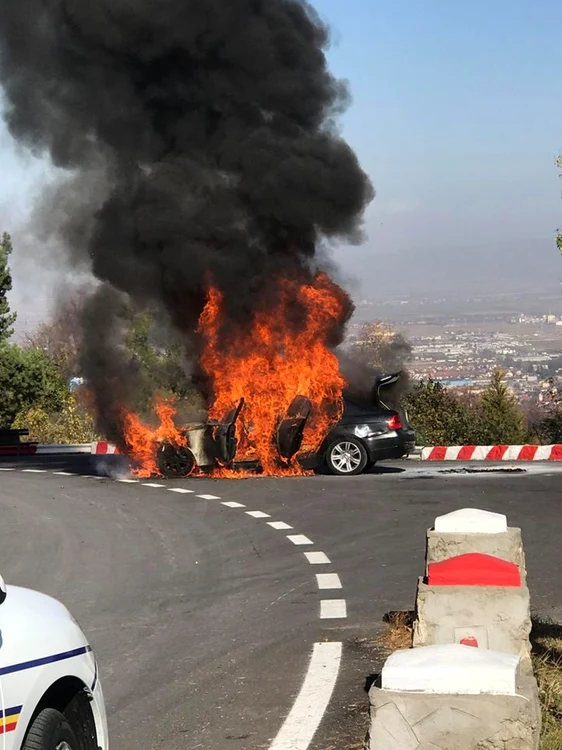 Şoferul a reuşit să iasă la timp din maşină, să aceasta a ars în proporţie de 90%. Foto: Alex Iuga