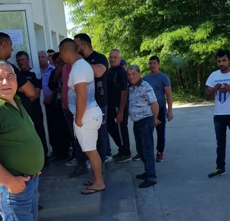 votanţi adusi cu microbuzul la urzica-olt