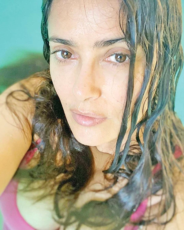 Salma Hayek,  53 de ani, nu are  nevoie de farduri  pentru că are  tenul perfect