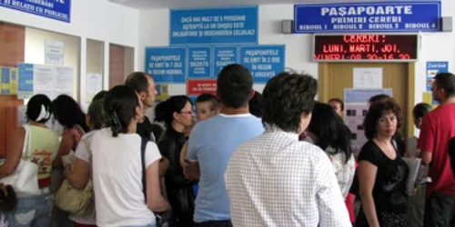 Bacău: Se prelungeşte programul la eliberarea paşapoartelor