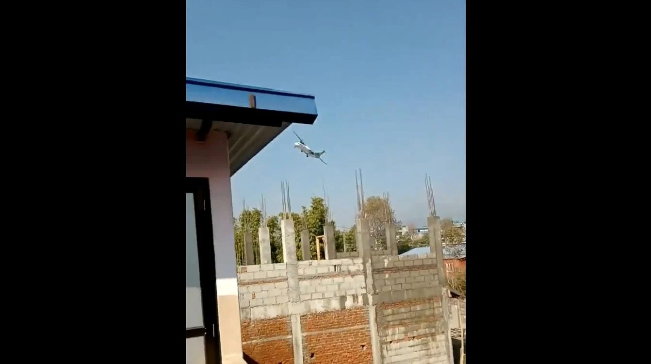 Momentul în care avionul se prăbușește FOTO Captură video