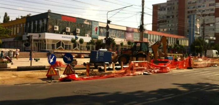 În intersecţia de la Potcoava de Aur vor fi mari probleme de circulaţie. Foto: Bogdan Nistor