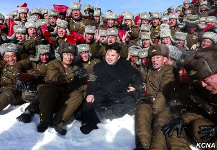 Kim Jong-un, înconjurat de soldați/FOTO:Arhivă