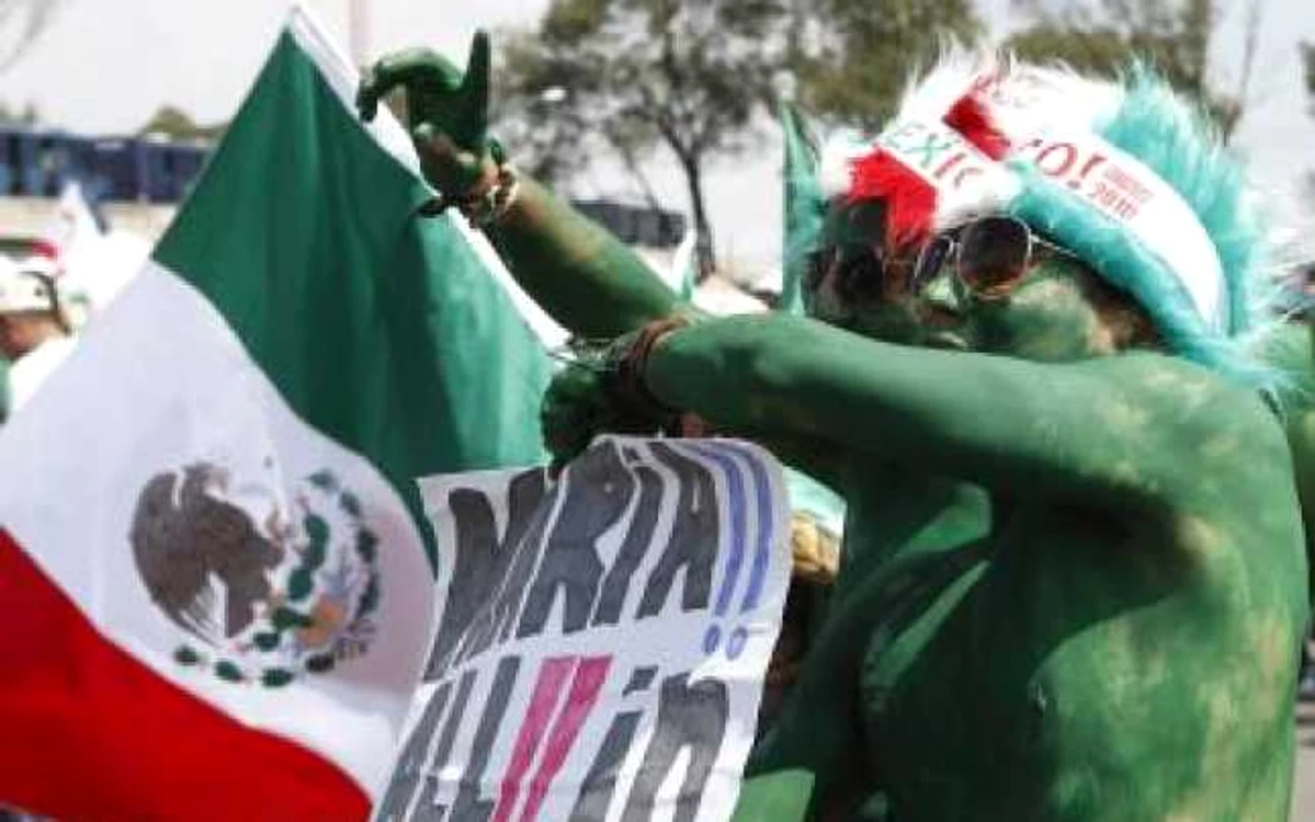 Fanii mexicani fac spectacol pe stadioane   Foto EPA