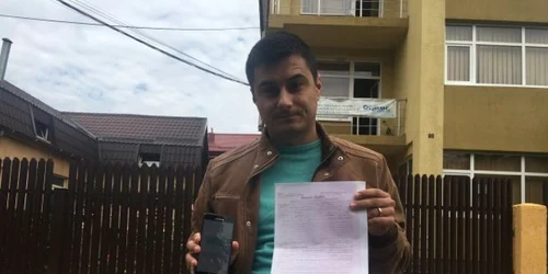 Tânărul are dovada că a plătit taxa de parcare prin SMS