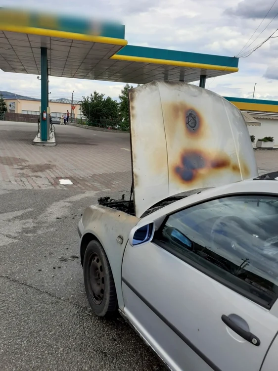 Autoturism în flăcări în faţa unei benzinării din Râmnicu Vâlcea - ocupanţii s-au salvat singuri Foto Adevărul