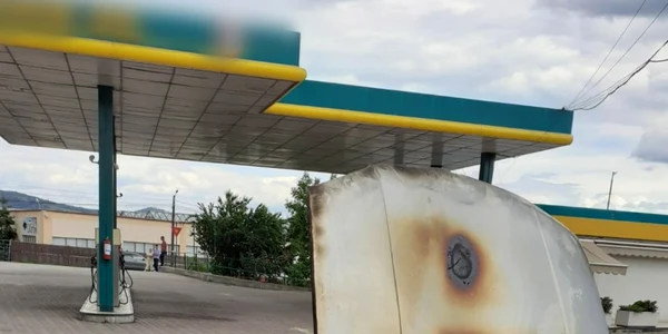 Autoturism în flăcări în faţa unei benzinării din Râmnicu Vâlcea - ocupanţii s-au salvat singuri Foto Adevărul 